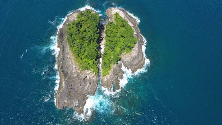 Ilha Rachada tem formato de coração e guarda a menor praia do mundo