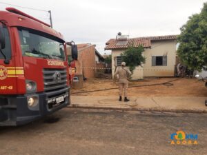 Incêndio em residência mobiliza bombeiros no bairro Piracema em Coxim