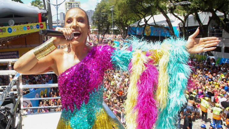 Ivete Sangalo volta a animar foliões após problemas em trio elétrico