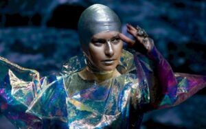 Laura Pausini é extraterrestre no clipe de 'Il Primo Passo Sulla Luna'