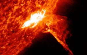 Mancha solar libera forte explosão — e outras podem estar a caminho