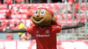 Mascote do Inter vai à delegacia após ser acusado de importunação