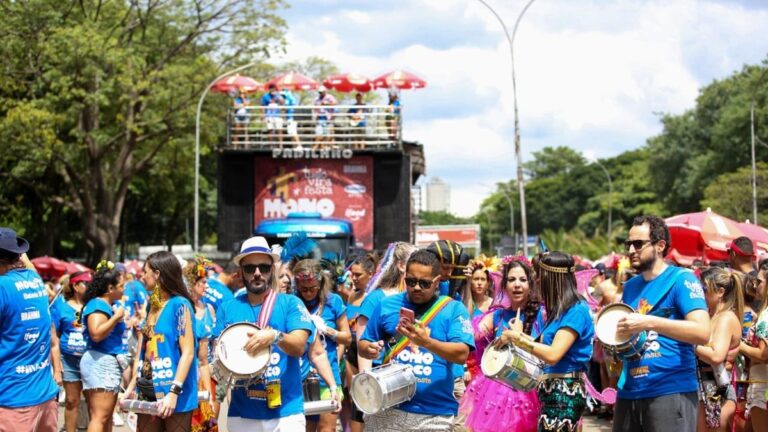 Monobloco desfila na região do Ibirapuera com o tema Toca Esse Tambor