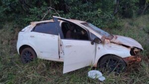 Motorista capota várias vezes após eixo de carro quebrar na MS-338