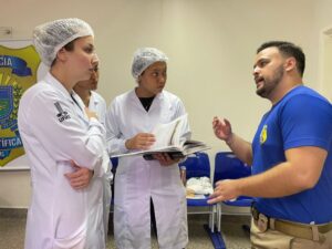 Brenda, juntamente com professores da banca e peritos criminais durante a defesa do mestrado