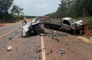 Picape bate de frente contra caminhão na BR-262 e motorista morre