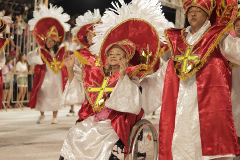 Primeira noite do desfile das Escolas de Samba de Campo Grande agita Praça do Papa