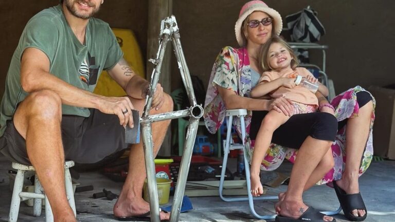 Rodrigo Hilbert constrói bicicleta para filha: ‘Gosta de nos humilhar’