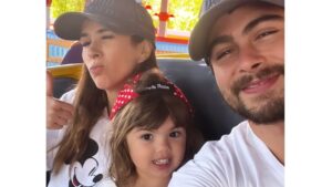 Tata Werneck e Rafa Vitti curtem dia em parque de diversões
com Clara