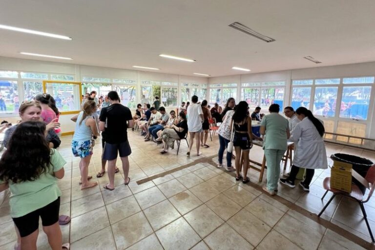 Vacinação contra dengue chega ao Shopping Avenida Center e Praça Antônio João neste sábado