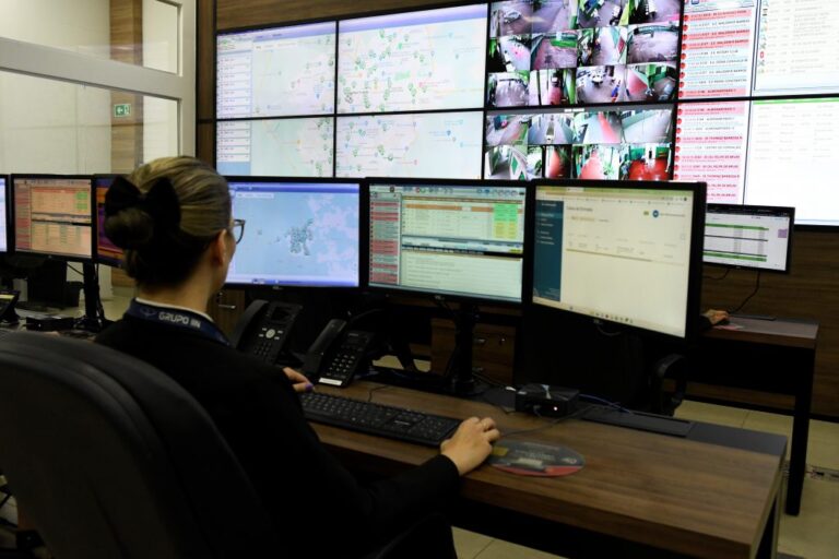 Equipe faz o monitoramento das imagens das escolas estaduais