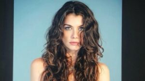 Alinne Moraes posa de topless e recebe alerta de rede social