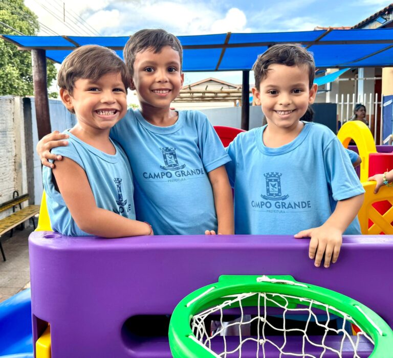 Alunos da REME comemoram a chegada dos novos parquinhos