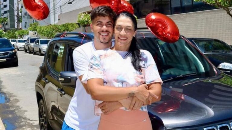Álvaro presenteia mãe com carro no Dia das Mulheres; veja fotos