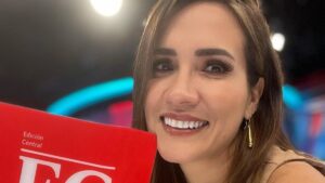 Apresentadora leva tombo ao vivo durante telejornal; veja vídeo