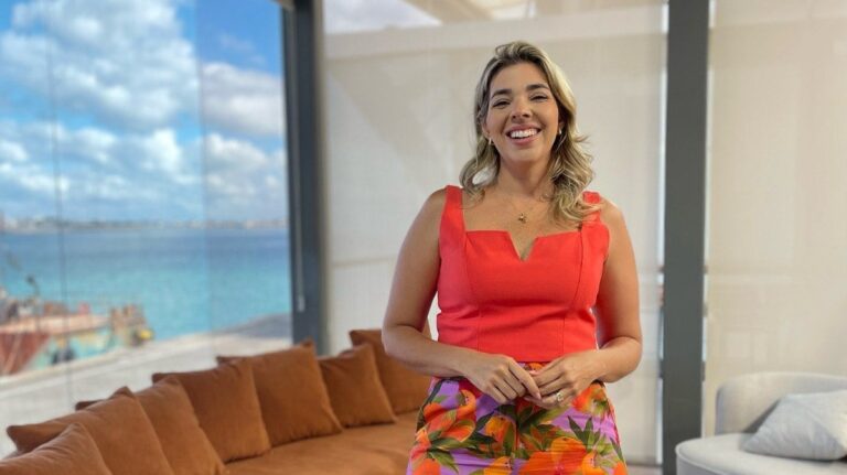 Apresentadora segura o choro ao anunciar demissão em afiliada do SBT