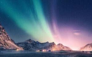 Aurora boreal brilha na Escócia após tempestade solar