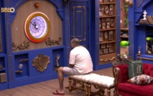 BBB 24: vai desistir? MC Bin Laden fica pensativo encarando botão