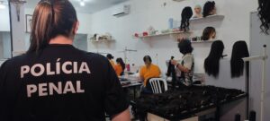 Cabelos contrabandeados viram perucas solidárias em presídio de MS