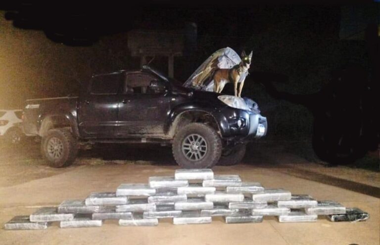 Casal de São Gabriel é preso pela PRF transportando 32 kg de cocaína em caminhonete