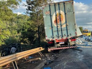 Casal e filha são as vítimas de colisão entre caminhonete e caminhão
