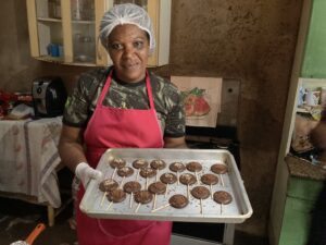 Chocolate como oportunidade: alunas do FAC geram renda nesta Páscoa