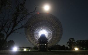 Destaque da NASA: radiotelescópio e Lua na foto astronômica do dia