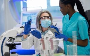 Dia da Mulher: participação feminina chega a 49% na ciência brasileira