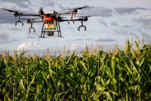 Drones pulverizadores de defensivos precisam ter registro na Agrodefesa