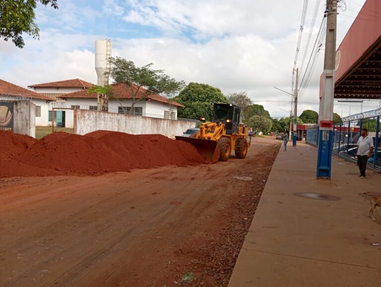 Equipes da Prefeitura trabalham na manutenção de ruas e avenidas não pavimentadas nas sete Regiões Urbanas