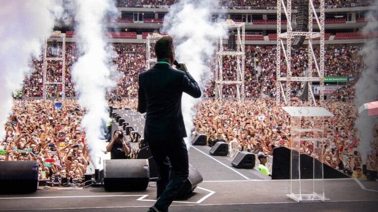 Evento religioso reúne 80 mil pessoas no Estádio Mané Garrincha