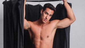 Ex-peão de "A Fazenda 15", Henrique Martins protagoniza ensaio sensual