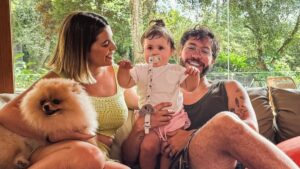 Filha de Viih e Eliezer aprende a falar 'cocô' antes de papai e choca