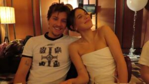 Filho de Bon Jovi pede Millie Bobby Brown em casamento no fundo do mar