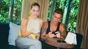 Giovanna Ewbank rouba a cena com topless e mão boba de Bruno Gagliasso