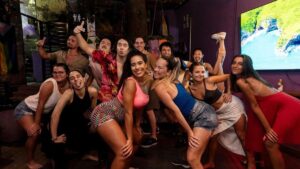 Hostel em Copacabana oferece aulas gratuitas de funk para turistas