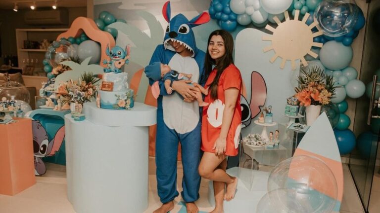 João Gomes comemora 2 meses de filho vestido de Stitch