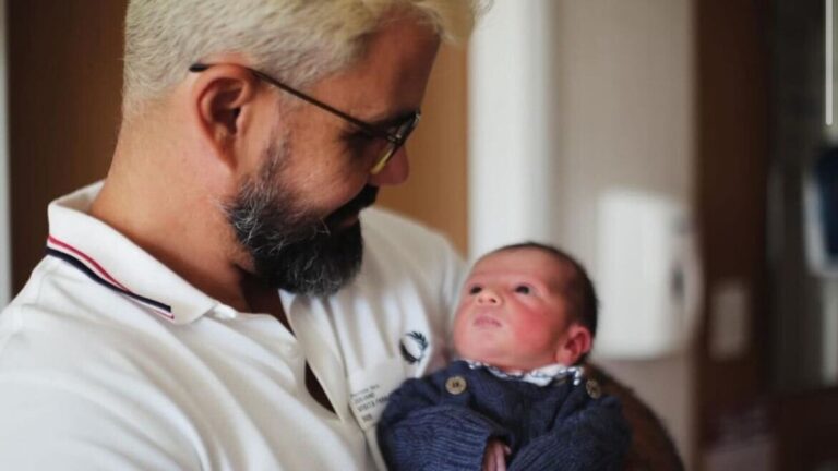 Juliano Cazarré mostra filho recém-nascido e entrega previsão de alta