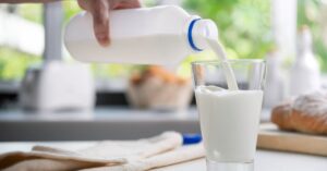 Milk shaming: ‘bullying’ contra o leite cresce no TikTok mas campanhas valorizam o produto