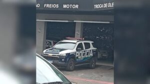 Mulher tem carro retido após cobrança abusiva e dono de loja de pneus vai preso na Capital