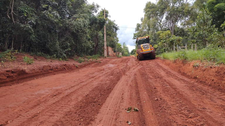 Prefeitura intensifica manutenção de vias não pavimentadas em quase 30 bairros da Capital