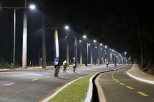 Prefeitura mantém 25 equipes com plantões aos fins de semana para fazer a manutenção da iluminação pública