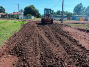 Prefeitura segue com trabalhos de cascalhamento, patrolamento e limpeza para amenizar problemas das chuvas nos bairros