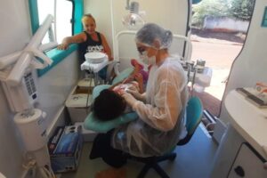 Programa Sorrisos Dourados leva Odontomóvel ao Jóquei Clube e Jardim Carisma