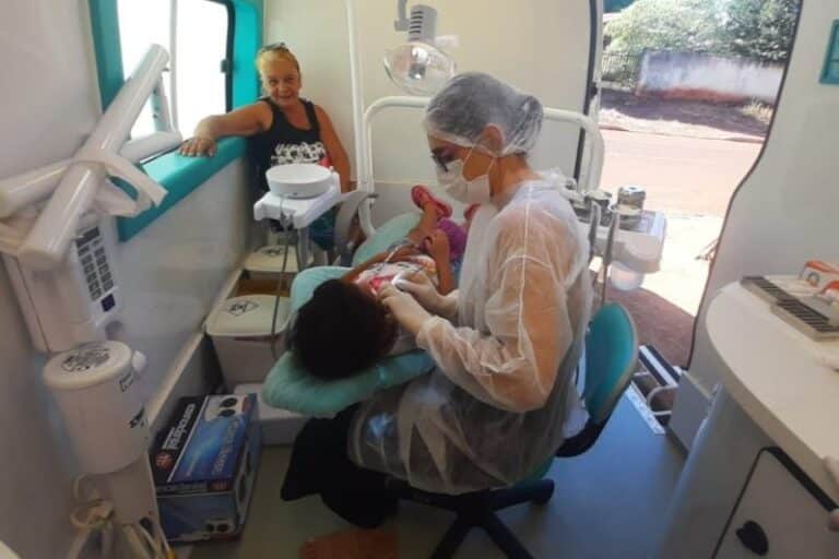 Programa Sorrisos Dourados leva Odontomóvel ao Jóquei Clube e Jardim Carisma