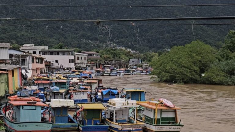 Ubatuba: turistas enfrentam horas na estrada após chuva torrencial