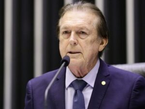 União Brasil abre processo que pode expulsar Bivar do partido
