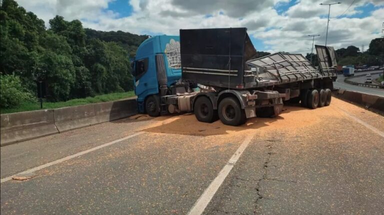 VÍDEO: caminhão carregado de soja tomba e espalha carga pela rodovia