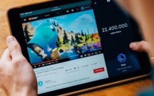 YouTube testa IA que avança vídeos para partes relevantes