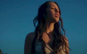 'Favorite Crime', de Olivia Rodrigo, bate 1 bilhão de plays no Spotify